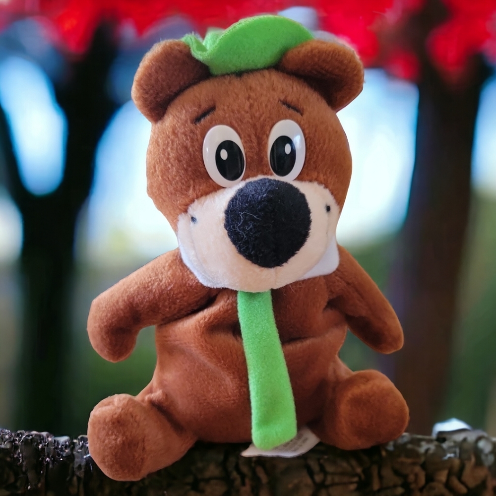 HP😃 Vtg 1995 Yogi Bear Plush Stuffed Animal St Patrick's Day Green Felt Tie Hat